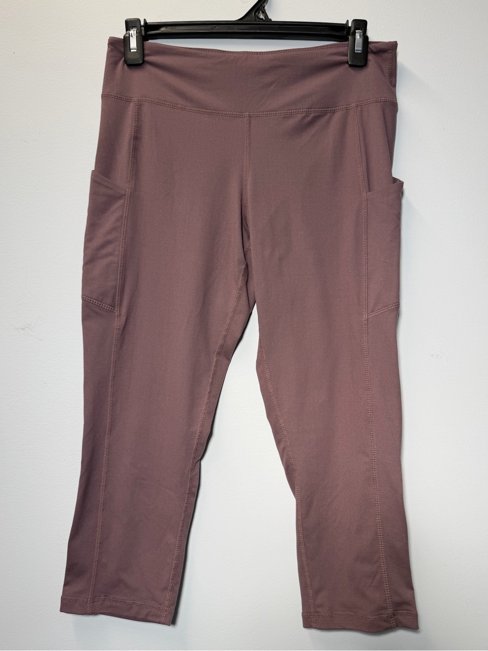 Cropped Capri Athletic Leggings with Side Pockets - Mauve